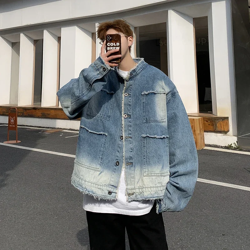 Patchwork Jean Jacket - แจ็คเก็ตยีนส์สไตล์อเมริกันเรโทรฮิปฮอปขอบดิบสำหรับผู้ชาย คอลเลคชั่นฤดูใบไม้ผลิ 2026 ใหม่ล่าสุด ฮิปฮอป แพทช์เวิร์ค