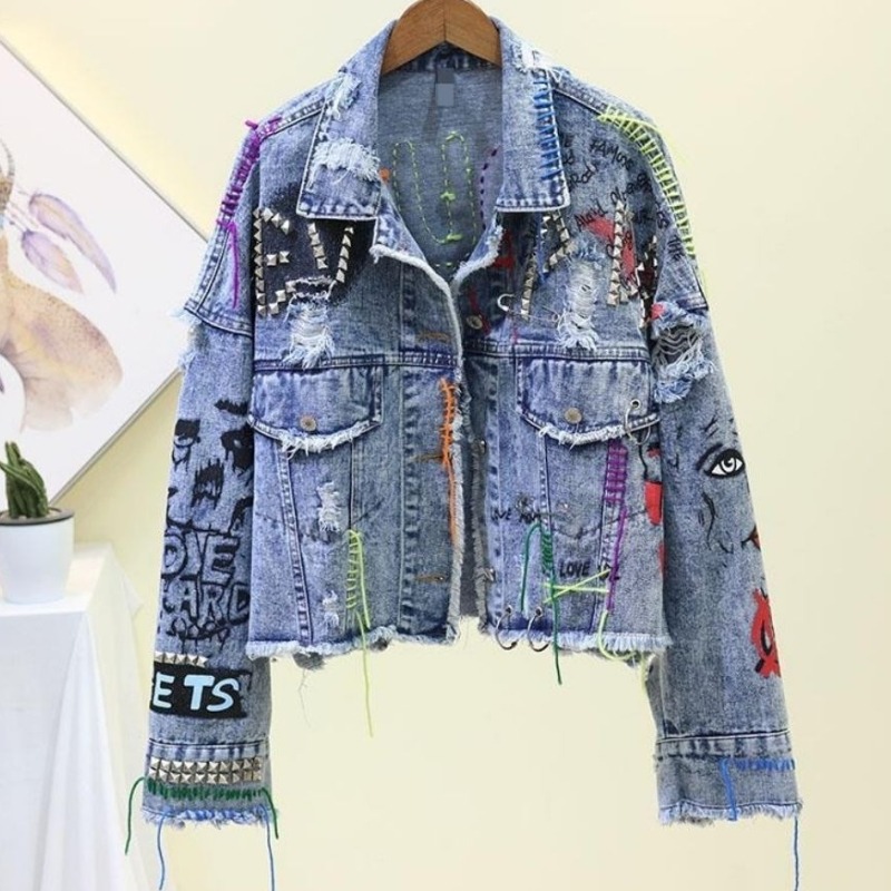 Patchwork Jean Jacket - แจ็คเก็ตยีนส์สั้นสไตล์กราฟฟิตีสุดเทรนด์สำหรับผู้หญิง เสื้อโค้ทแต่งหมุด สวมใส่สบาย แต่งชายครุยสีสันสดใส แฟชั่นสตรีทไฮสตรีท