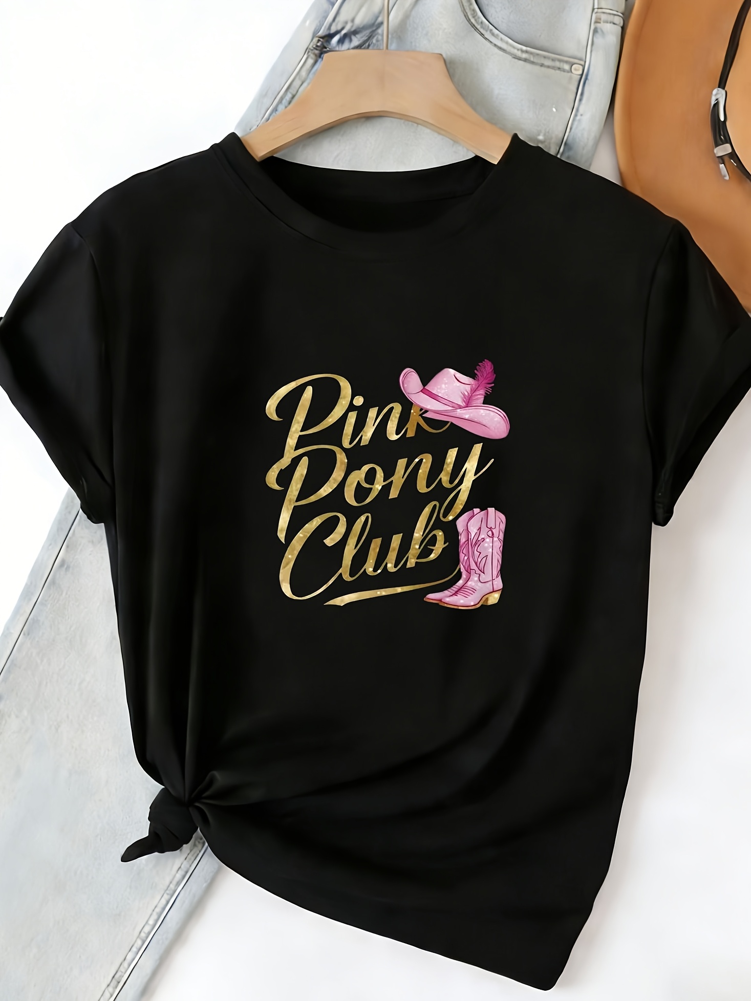 Vintage Fashion Club - เสื้อยืดคอกลมแขนสั้นสีดำสำหรับผู้หญิง พิมพ์ลายคาวเกิร์ลตะวันตก โปนี่คลับ รองเท้าบูทคาวบอยสีชมพู หมวก ดีไซน์แฟชั่นวินเทจ