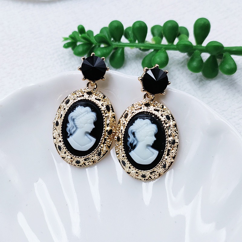Vintage Fashion Queen - Vintage Lady Queen บรรเทารูปไข่อะคริลิคต่างหู Push Back