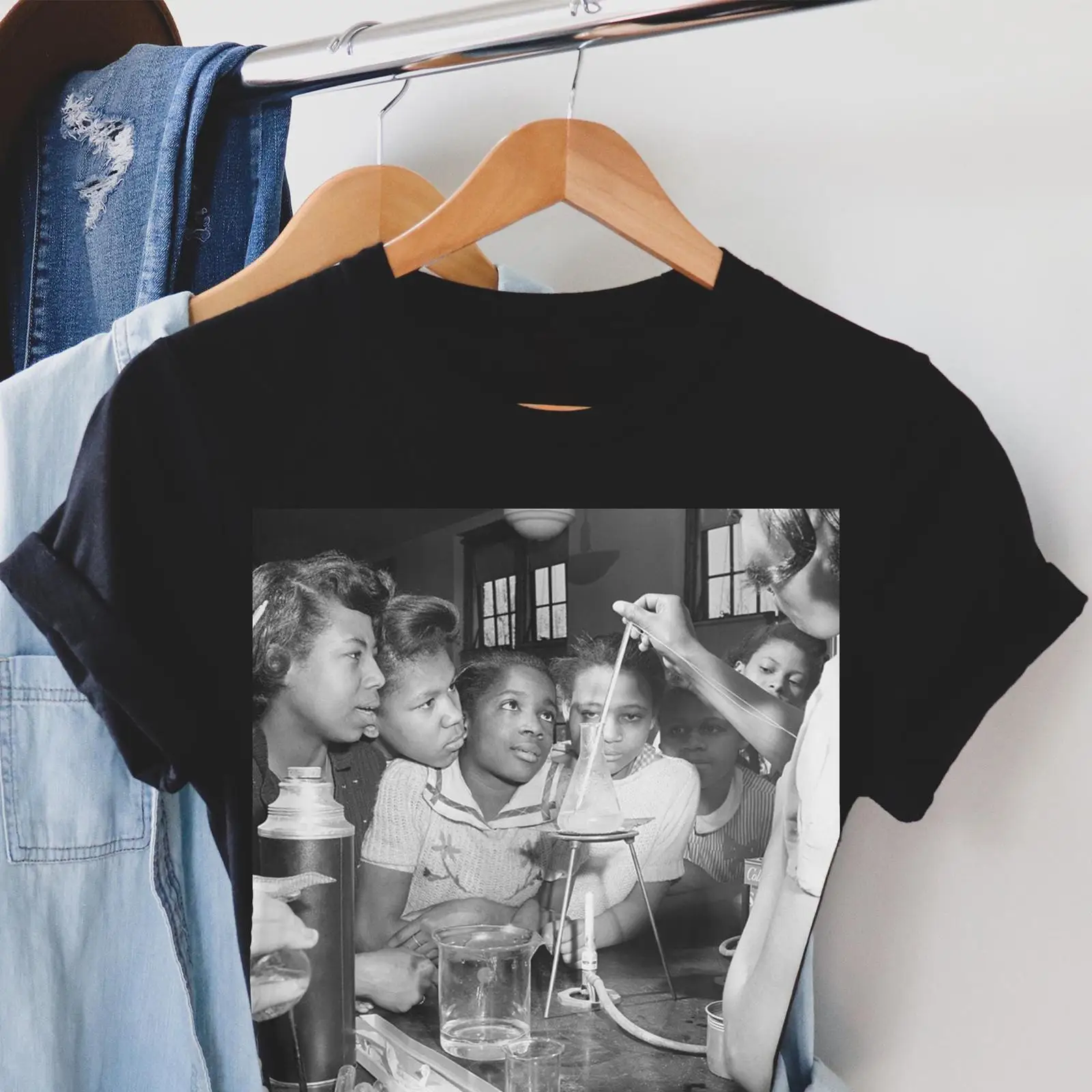 Vintage Fashion History - เสื้อยืดลาย Black Girls in Science Class